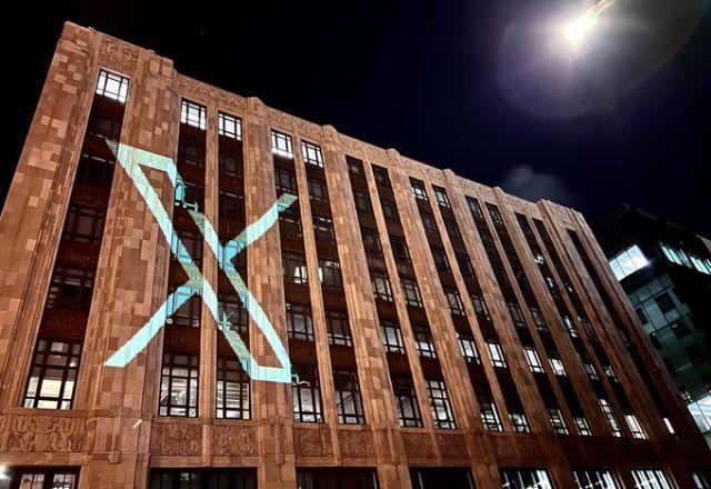 fachada da sede do twitter que agora projeta uma letra x, o novo nome da rede social