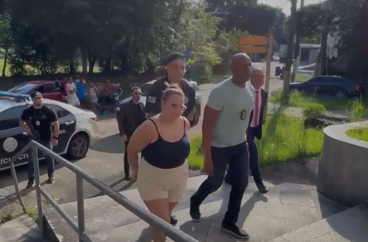 Mulher é presa por fingir ser advogada e prometer facilitar decisões em processos no RJ