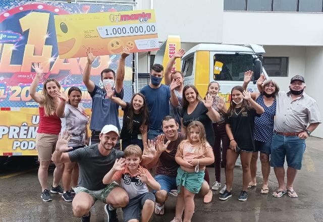 familia reunida comemorando o premio