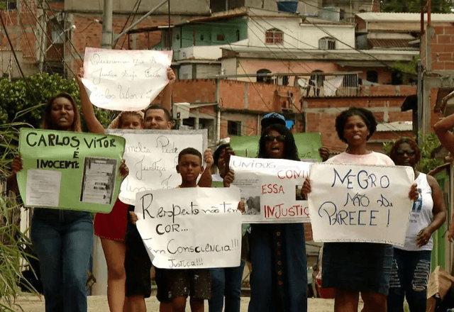 Na imagem, familiares protestavam pela libertação de Carlos Vitor | Reprodução TV Brasil