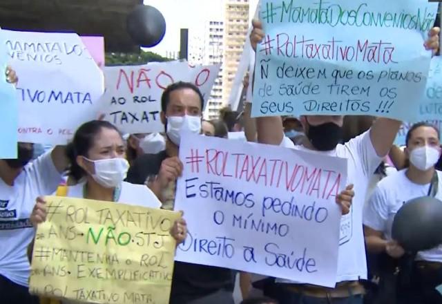 familiares de pacientes que conseguiram custear tratamento através de decisões da justiça protestam contra possível decisão do STJ