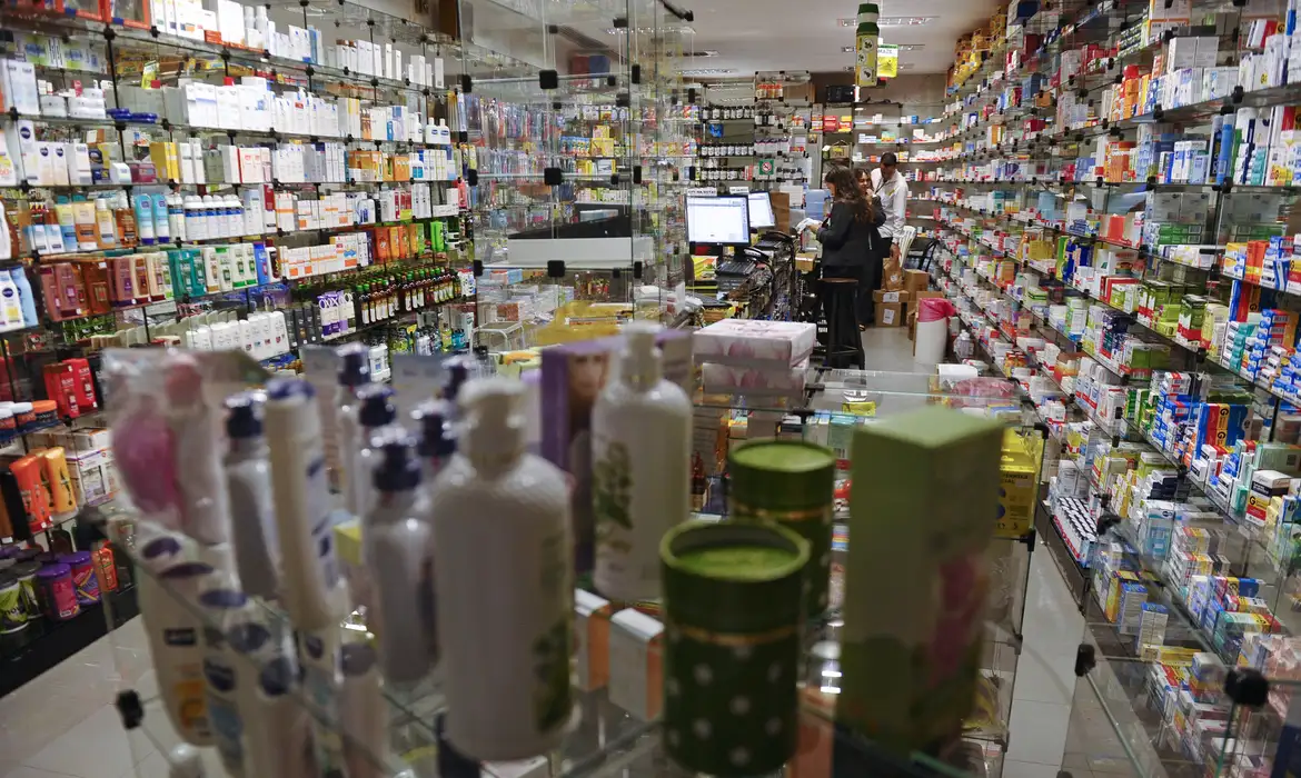 Governo prepara nova portaria sobre trabalho aos feriados; farmácias e postos de gasolina poderão funcionar