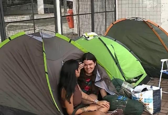 fãs acampadas em frente ao estádio nilton santos