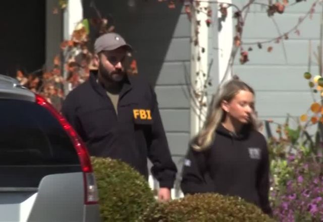 FBI faz buscas na casa de suspeito de atirar em jantar com Trump | Reuters
