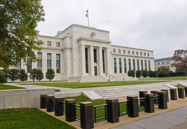 Frente do prédio do Banco Central dos Estados Unidos, em Washington (William Warby/Flickr)