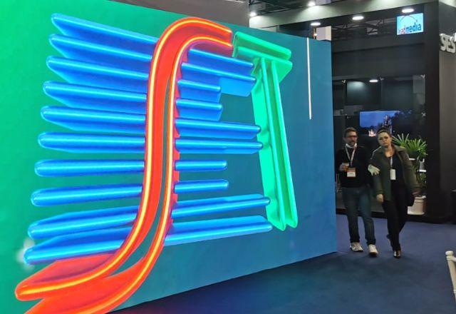 feira de tecnologia com publico lotando o espaco