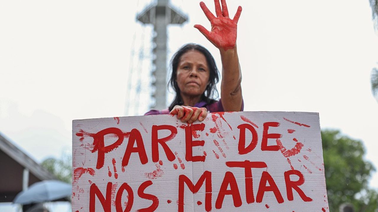 Feminicídios batem novo recorde no Brasil; homicídios caem Feminicídios batem novo recorde no Brasil; homicídios caem