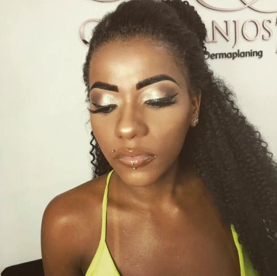 Fabíola de Andrade Coutinho, de 25 anos, foi esfaqueada pelas costas por ex. | Reprodução/Redes sociais