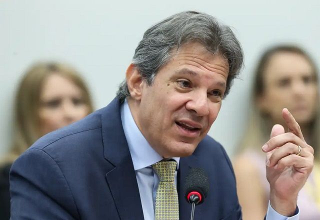 Fernando Haddad gesticula enquanto fala ao microfone (Lula Marques/Agência Brasil)