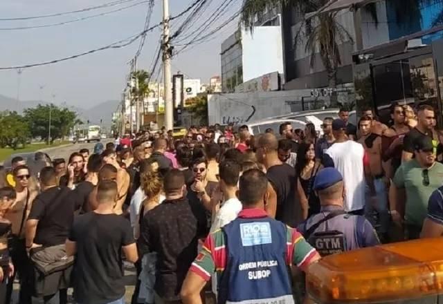 festa com aglomeração é interditada na Barra da Tijuca no Rio