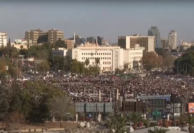 Sírios celebram data que marca a queda de Bashar al-Assad | Foto: Reprodução 