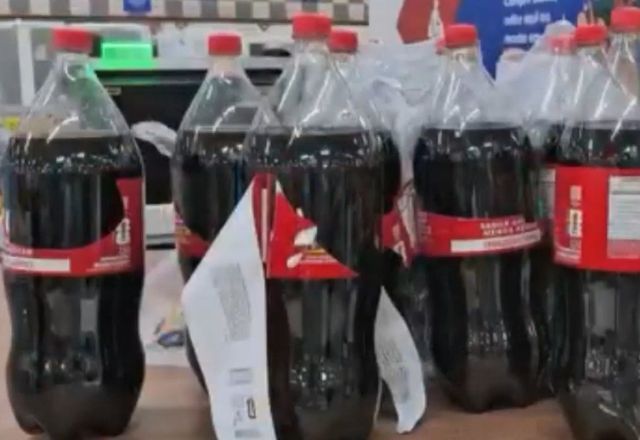 Furto de figurinhas da Copa em rótulos de refrigerantes gera prejuízo a supermercados Furto de figurinhas da Copa em rótulos de refrigerantes gera prejuízo a supermercados