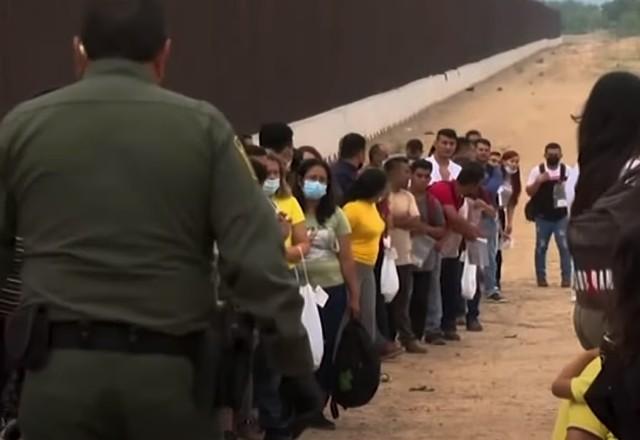 fila de imigrantes