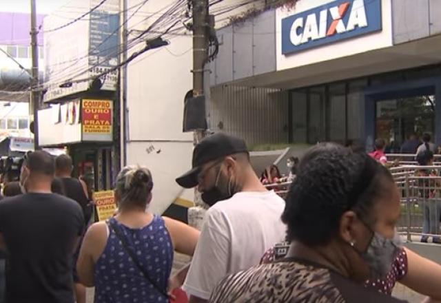 fila em frente a uma agência da Caixa