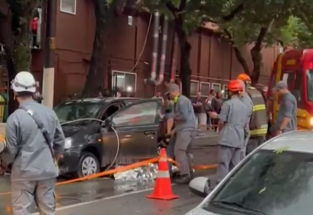 Fio caiu sobre veículo e motorista morreu ao deixar o carro