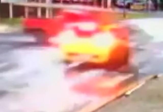 flagrante do veículo amarelo colidindo com o carro vermelho