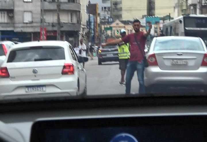 Ação dos flanelinhas desafia fiscalização em São Paulo na véspera de Natal 