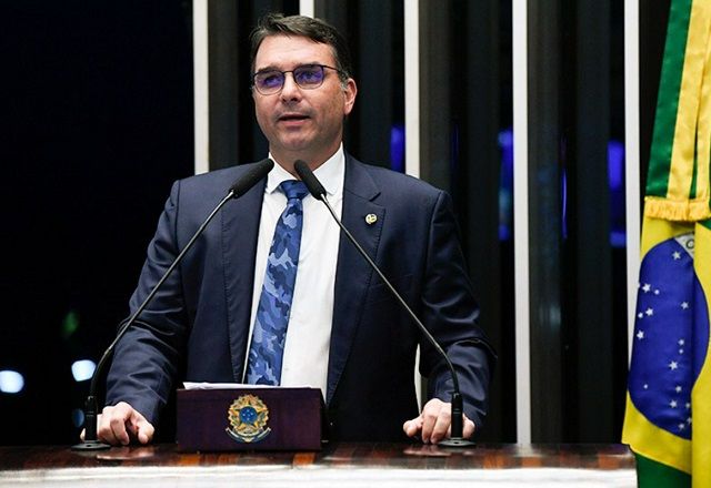 PEC das praias: após polêmica, Flávio Bolsonaro decide mudar texto; confira como ficará PEC das praias: após polêmica, Flávio Bolsonaro decide mudar texto; confira como ficará