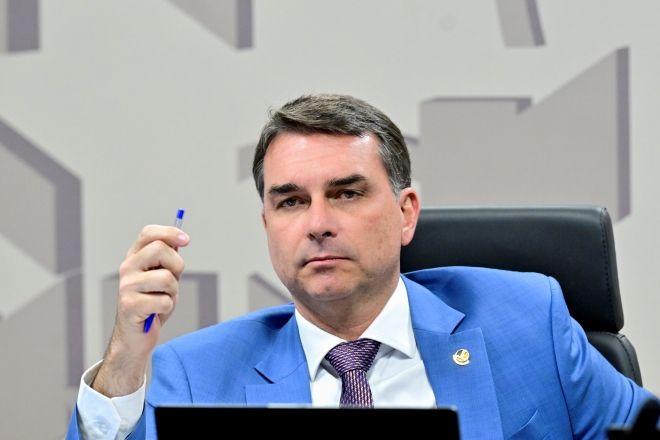 Imagem da notícia: Flávio evita nome para Fazenda por "destruição de reputação" Imagem da notícia: Flávio evita nome para Fazenda por "destruição de reputação"