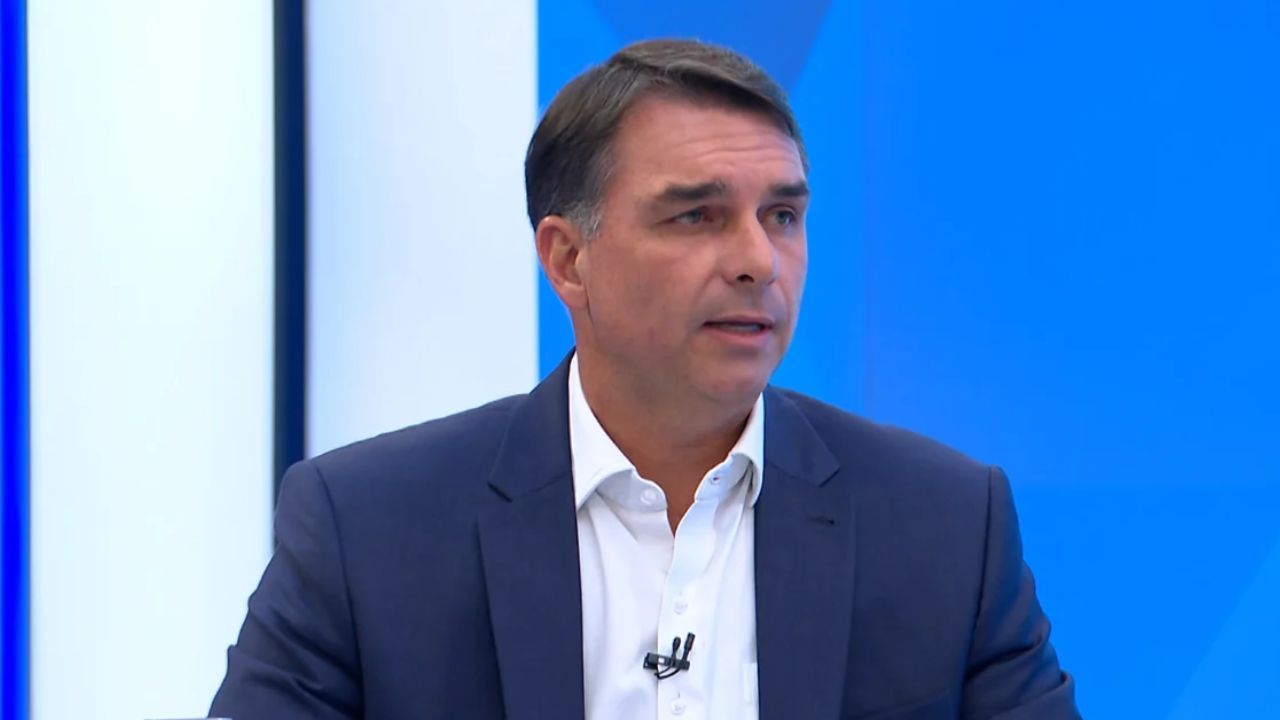 Flávio promete PEC para acabar com reeleição a presidente