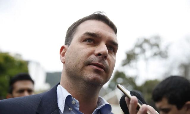 "PGR se rebaixa", diz Flávio Bolsonaro após denúncia contra o pai