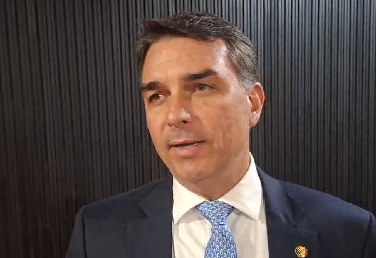 Em posse de Nunes Marques, Flávio Bolsonaro diz esperar imparcialidade do TSE nas eleições