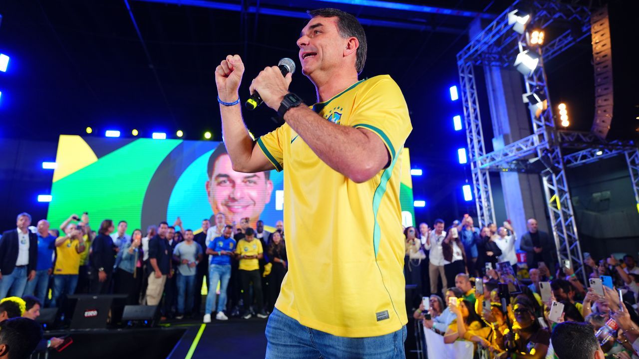'A mulherada que manda', diz Flávio após polêmica de aliado 'A mulherada que manda', diz Flávio após polêmica de aliado