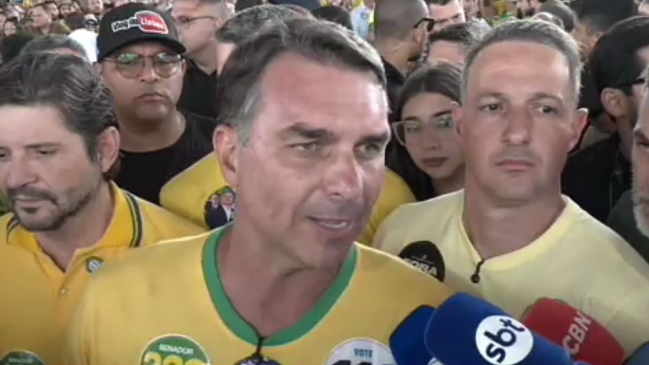 Flávio Bolsonaro em último ato antes do primeiro turno | Reprodução SBT 