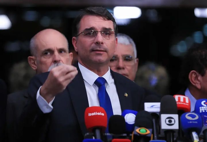 Moraes decretou prisão de Bolsonaro por violação de tornozeleira e risco de fuga após convocação de vigília