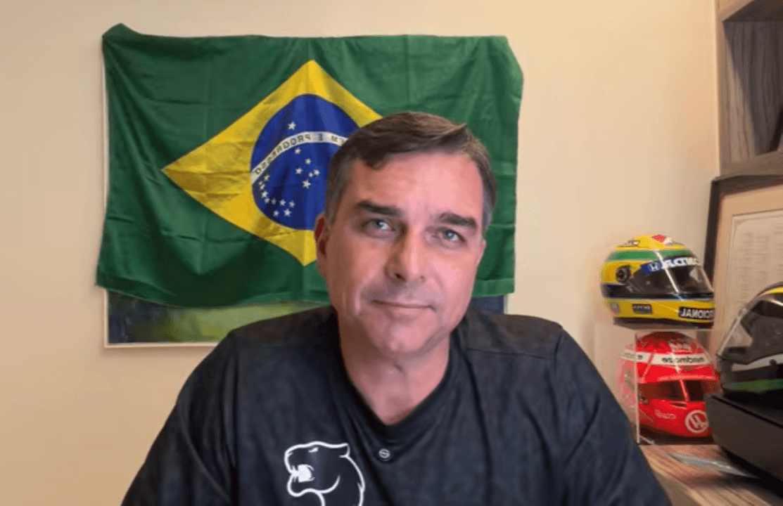Flávio Bolsonaro durante live no Youtube | Reprodução/Youtube @flaviobolsonaro
