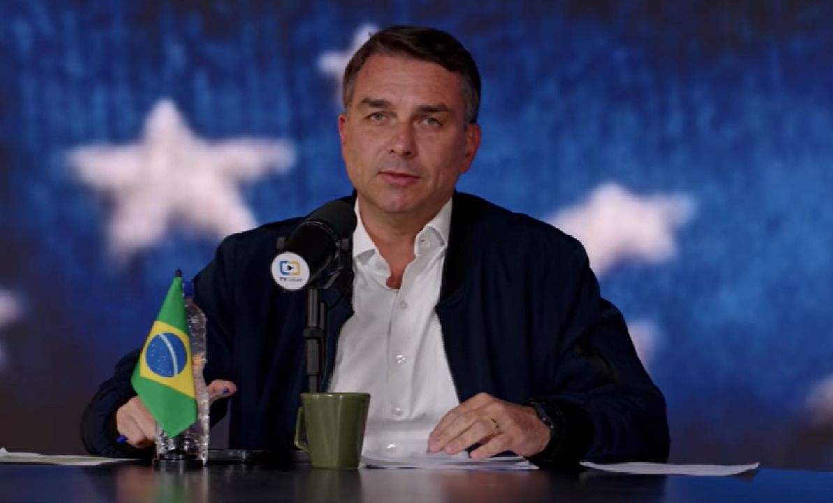 Flávio Bolsonaro durante live semanal | Reprodução/YouTube @flaviobolsonaro