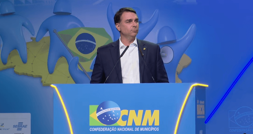 Flávio Bolsonaro não comenta sobre relação com Vorcaro em fala a prefeitos