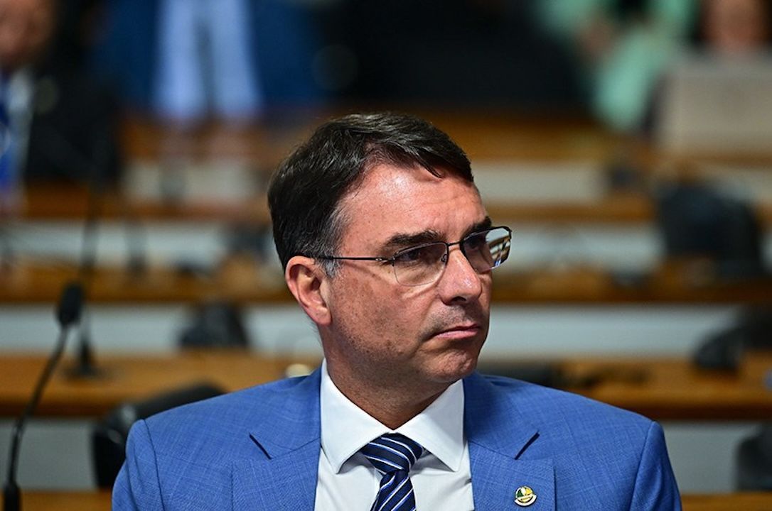 Flávio critica Dino por reconduzir chefe da PF: “Canetada” Flávio critica Dino por reconduzir chefe da PF: “Canetada”