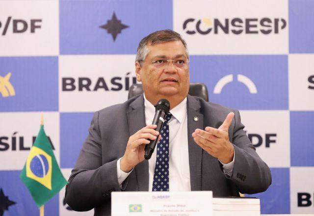 flavio dino fala em microfone