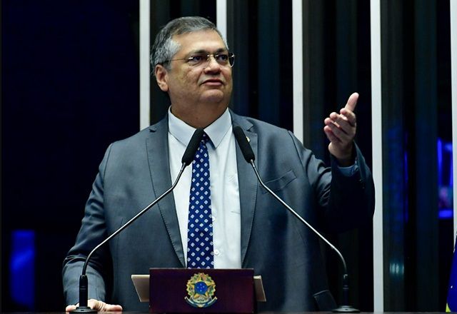 Flávio Dino gesticula enquanto fala ao microfone (Waldemir Barreto/Agência Senado)