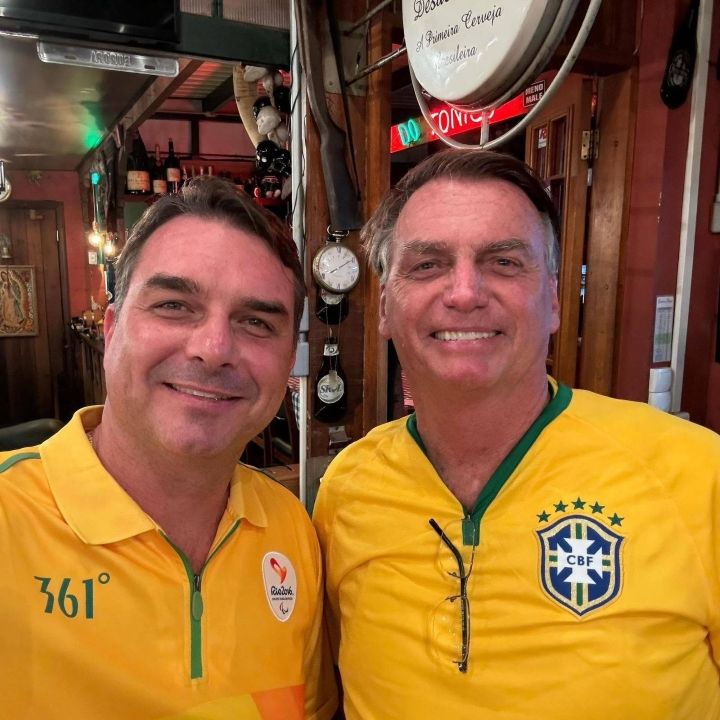 Flávio Bolsonaro lamenta não poder ver jogo da Copa com pai