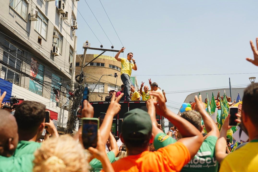 Flávio discursa na Baixada Fluminense | Charles Vieira/Campanha Flávio Bolsonaro
