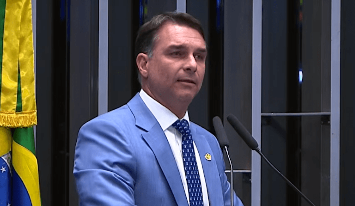 Flávio critica senadores: "Parece que nada está acontecendo" Flávio critica senadores: "Parece que nada está acontecendo"