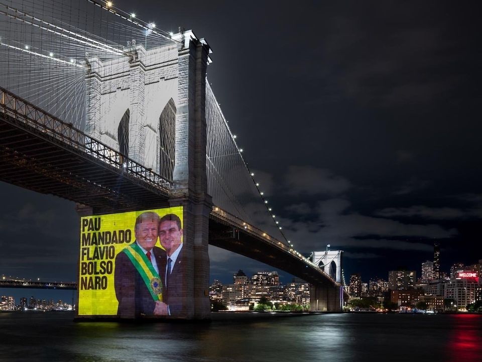 Imagem foi projetada na Ponte do Brooklyn, que liga o distrito a Manhattan | Reprodução