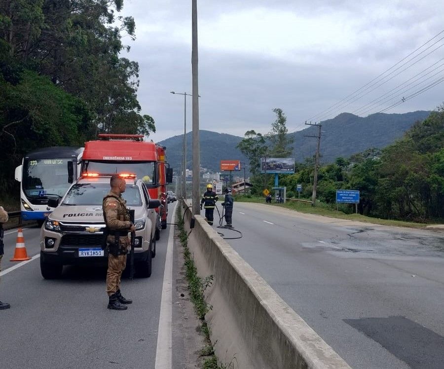 Bombeiros atuaram para apagar incêndios em vias após ação de traficantes. | Divulgação/SSPSC