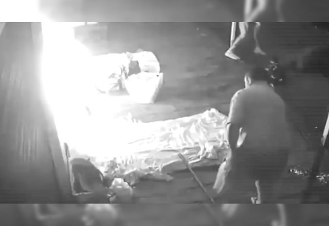 Homem tentar matar moradores em situação de rua incendiando-os | Reprodução