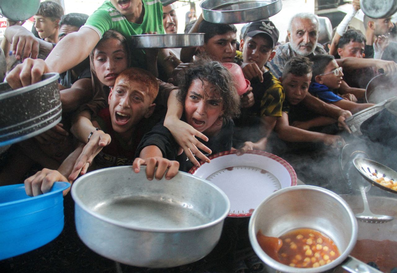 Crianças palestinas buscam comida no norte da Faixa de Gaza | REUTERS/Mahmoud Issa