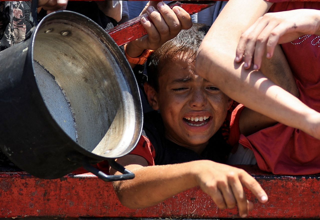 Palestinos aguardam para receber comida de uma cozinha beneficente na Cidade de Gaza | REUTERS/Dawoud Abu Alkas