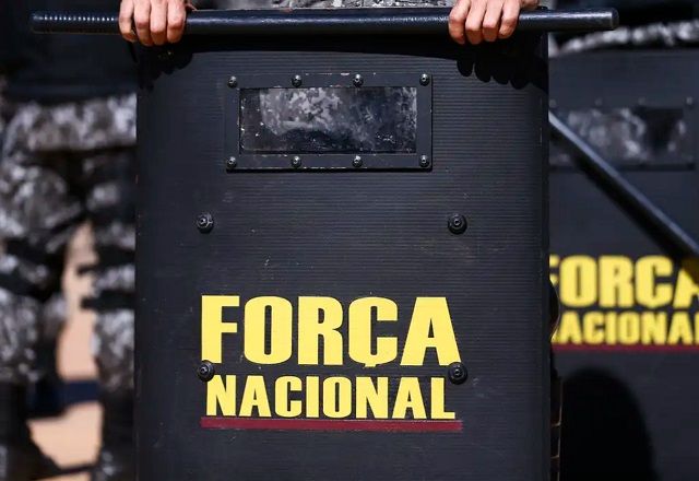 Agentes da Força Nacional seguram escudos (Marcelo Camargo/Agência Brasil)