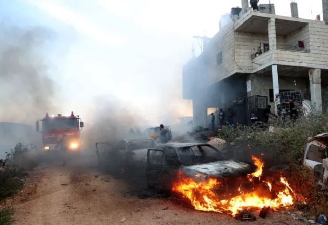 Carros incendiados após ataque de colonos próximo de Ramallah |  Issam Rimawi/Anadolu