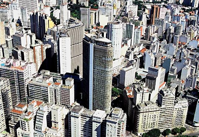 foto aérea de uma região ocupada por muitos prédios