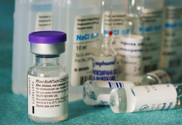 foto de frascos da vacina da pfizer-biontech