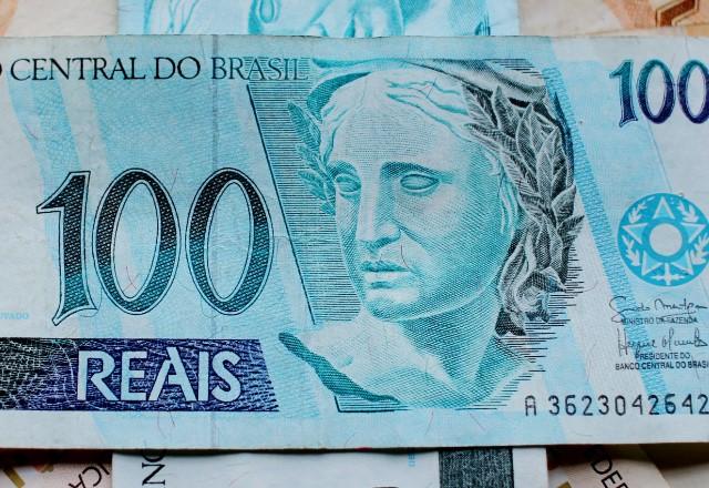 foto de notas de cem reais, nota verde em cima de notas de cinquenta reais