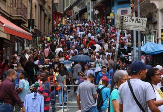 foto de uma multidão de pessoas na rua 25 de março | SBT
