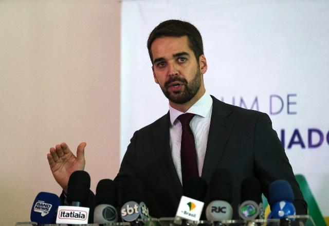 foto do ex governador Eduardo leite de terno azul